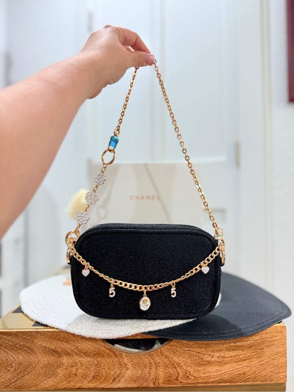 CHANEL Beauté Black Glitter Cosmetic Bag w/Gold Chain Strap + Camila detail NIB - Picture 5 of 13